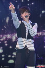 组图：炎亚纶雕型外露 卖力演出爆筋飆高音