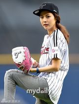 组图：韩星朴志胤助阵棒球比赛帅气开球