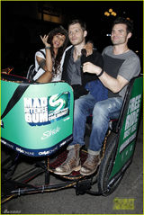 组图：《初代吸血鬼》大K携新婚妻子 以叔围观