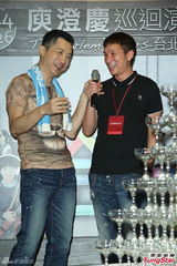 组图：多变哈林(庾澄庆)唱金曲 登小巨蛋万人同欢