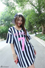 组图：孙敬媛化身潮流模特 艳阳下演绎多样风格