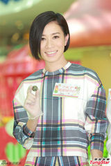 组图：佘诗曼掌勺大展厨艺 小男生献红心表爱意