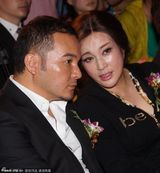 组图：刘晓庆获多人撑伞显大牌 与化妆师秀亲密