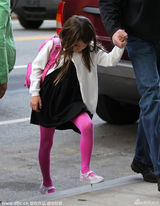 组图：小苏瑞爱上粉红色 手遮脸防偷拍面露不悦