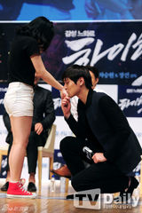 组图：车胜元高京表辉星亮相《高跟鞋》纪念会