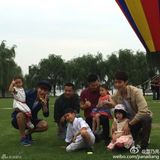 组图：明星奶爸齐过父亲节 陈坤携子卖萌抢镜