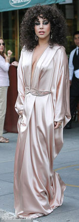 组图：Lady-Gaga睡衣出街 中门大开秀八字奶