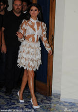 组图：赛琳娜透视装露出蕾丝胸罩 穿衣品味遭批