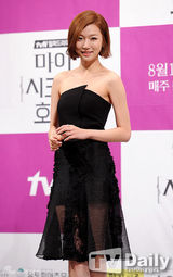 组图：刘仁娜出席发布会 高腰短裙秀美腿