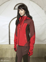 组图：金宇彬代言户外品牌 帅气秀大长腿