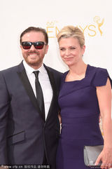 组图：《德里克》瑞奇-热维斯超酷墨镜红毯受访