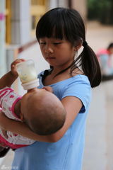 组图：吴妈跟驴交朋友 萌娃带宝宝变小家长