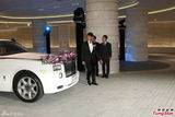 组图：陶喆吻新娘脸颊秀恩爱 豪华礼车接亲