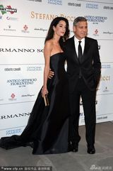 组图：乔治-克鲁尼携娇妻现身晚宴 紧搂蛮腰满面春风