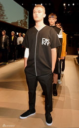 组图：裘德-洛17岁儿子当模特 帅气走秀似父亲