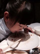 组图：田亮女儿森碟埋头狂吃惊呆叶一茜 女汉子本色再现