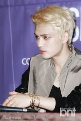 组图：JYJ举行新专发布会 露胸肌秀性感