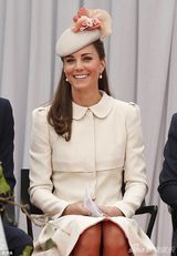 组图：威廉王子出席纪念活动 凯特王妃露甜笑