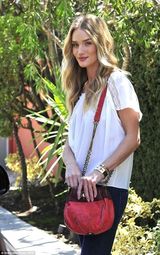 组图：腿长惊人！斯坦森超模女友喇叭裤秀美腿