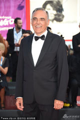 组图：威尼斯开幕 电影节主席阿尔伯托微笑亮相