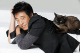 组图：吕颂贤与猫咪亲密互动 尽显男人温柔