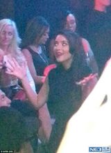 组图：卡戴珊红唇性感 身穿紧身裙深夜外出狂欢