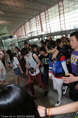 组图：李宇春潮装出征戛纳 黑超掩面机场遭围堵