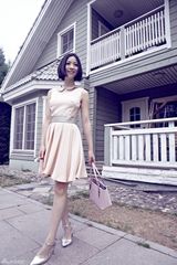 组图：姚贝娜夏日写真曝光 粉裙翩翩优雅性感