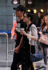 独家：高圆圆机场送赵又廷离京 闸口秀恩爱