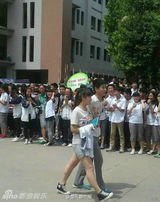 组图：交卷后终结地下情 高三情侣高调走出考场