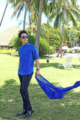 组图：张晓龙炫酷写真 “温太医”变脸沙滩型男