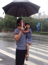 组图：陆毅与女儿雨中扮文艺 笑称矿工亲子装