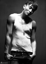 组图：李东学写真大秀腹肌 面容俊朗性感十足