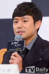 组图：韩星金素贤出席发布会 展清纯可爱