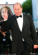 组图：威尼斯闭幕红毯 汤唯笑容甜美陈冲深V