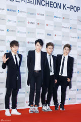 独家：韩女团同场争人气 抛胸露腿抢风头