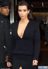 组图：卡戴珊姐妹花全黑Look外出露腿拼性感