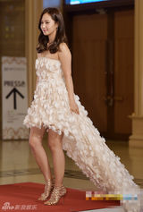 组图：少时Yuri白色抹胸长裙亮相 惊艳无数