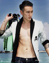 组图：王阳明最新写真曝光 赤裸上身秀健壮肌肉