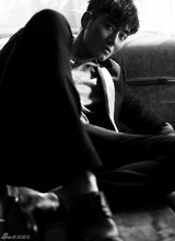 组图：李东学黑白质感大片姿态慵懒眼神深邃