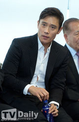 组图：李秉宪出席亚太电影节活动 捧回影帝奖杯