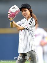 组图：韩星朴志胤助阵棒球比赛帅气开球