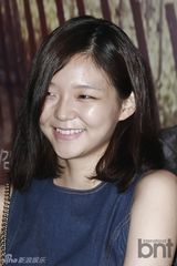 组图：CNBlue姜珉赫获粉丝夹道欢迎求握手