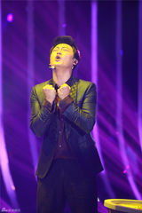 组图：小沈阳为爱妻沈春阳献歌 多亮携北舞校花共舞