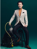 组图：吴秀波曝封面大片 正装潜水大玩湿身诱惑