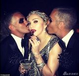 组图：麦当娜曝56岁生日私照 风骚红唇挑逗男伴