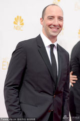 组图：《纸牌屋》托尼-海尔黑西装帅气亮相