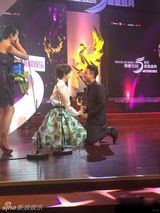 组图：明星公民颁奖盛典 群星到场星光熠熠