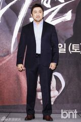 组图：《坏家伙》朴海镇穿洞洞衣宣传新剧