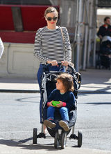 组图：米兰达出街春光满面 小弗林坐推车萌cry